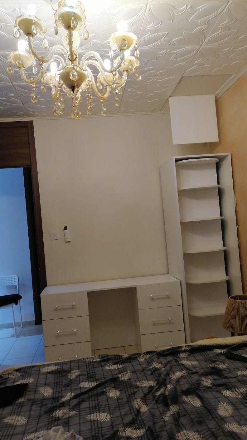 ميز تواليت مع عارضة شنط قلاب