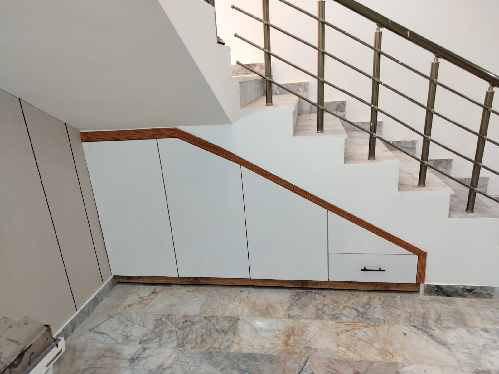 مخزن تحت الدرج