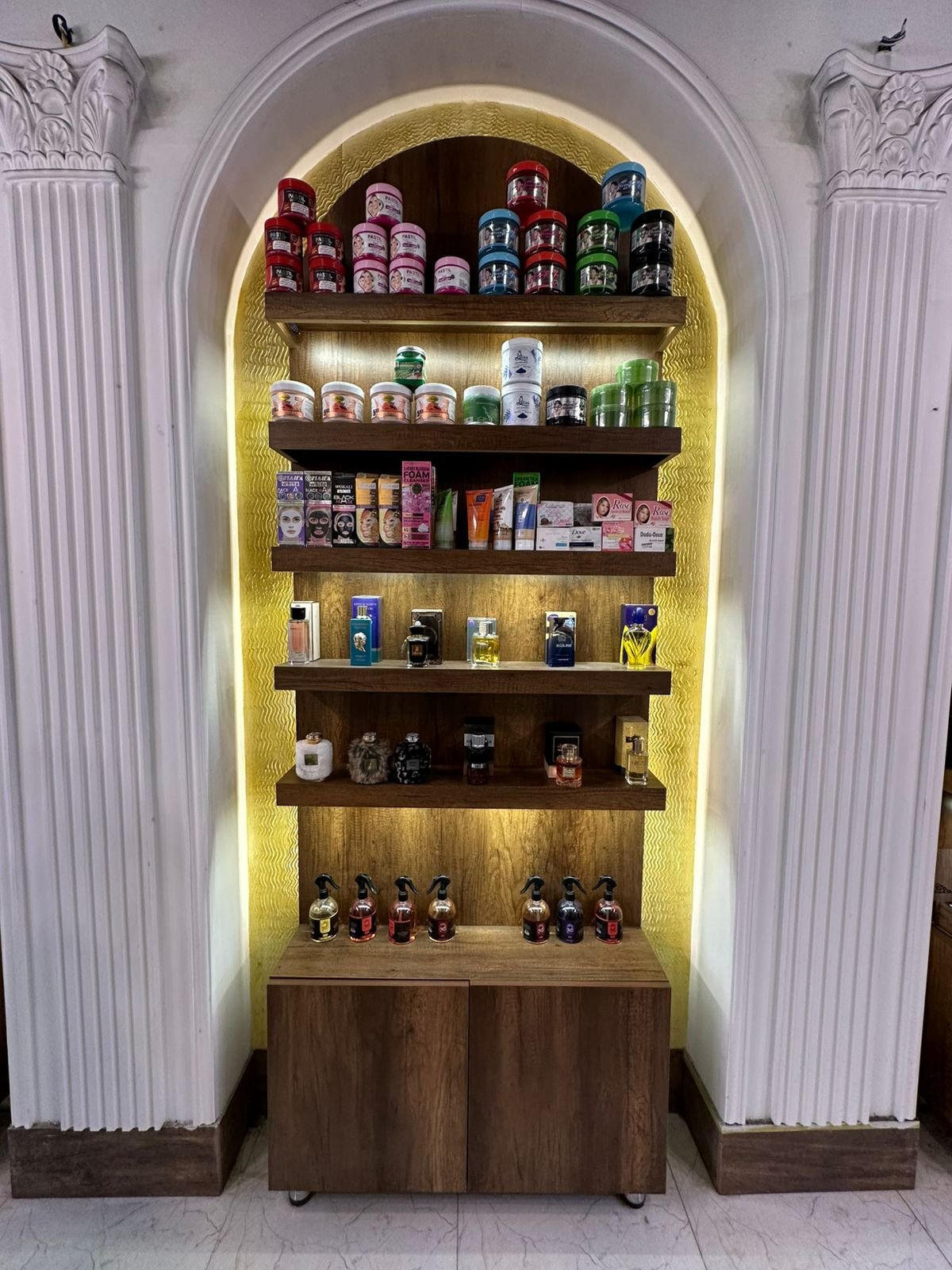 عارضة كوزمتك وعطور